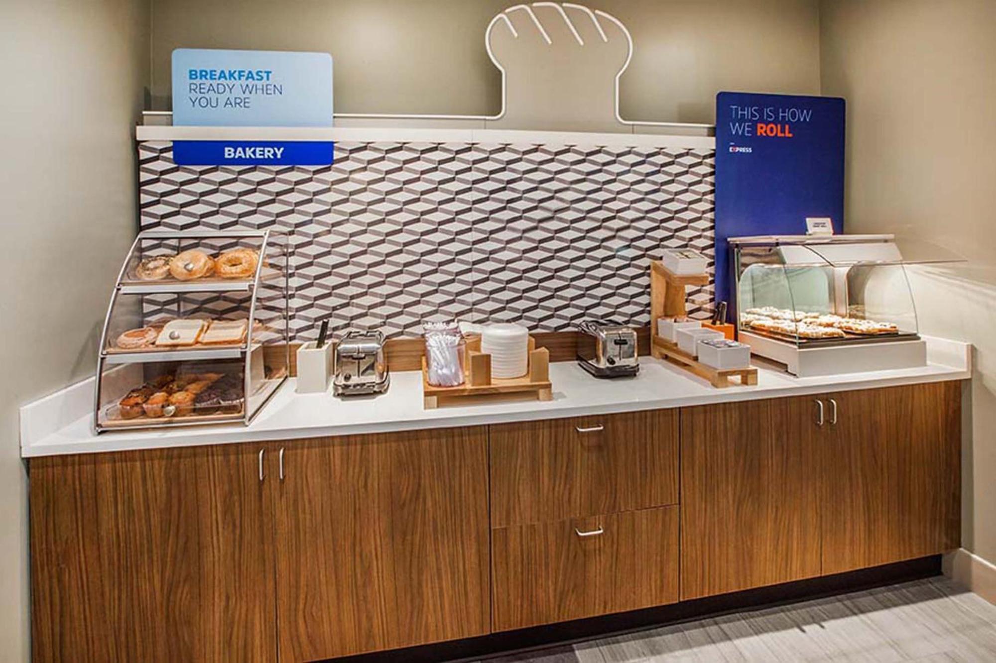 Holiday Inn Express Hotel & Suites Detroit-Utica By Ihg Eksteriør billede