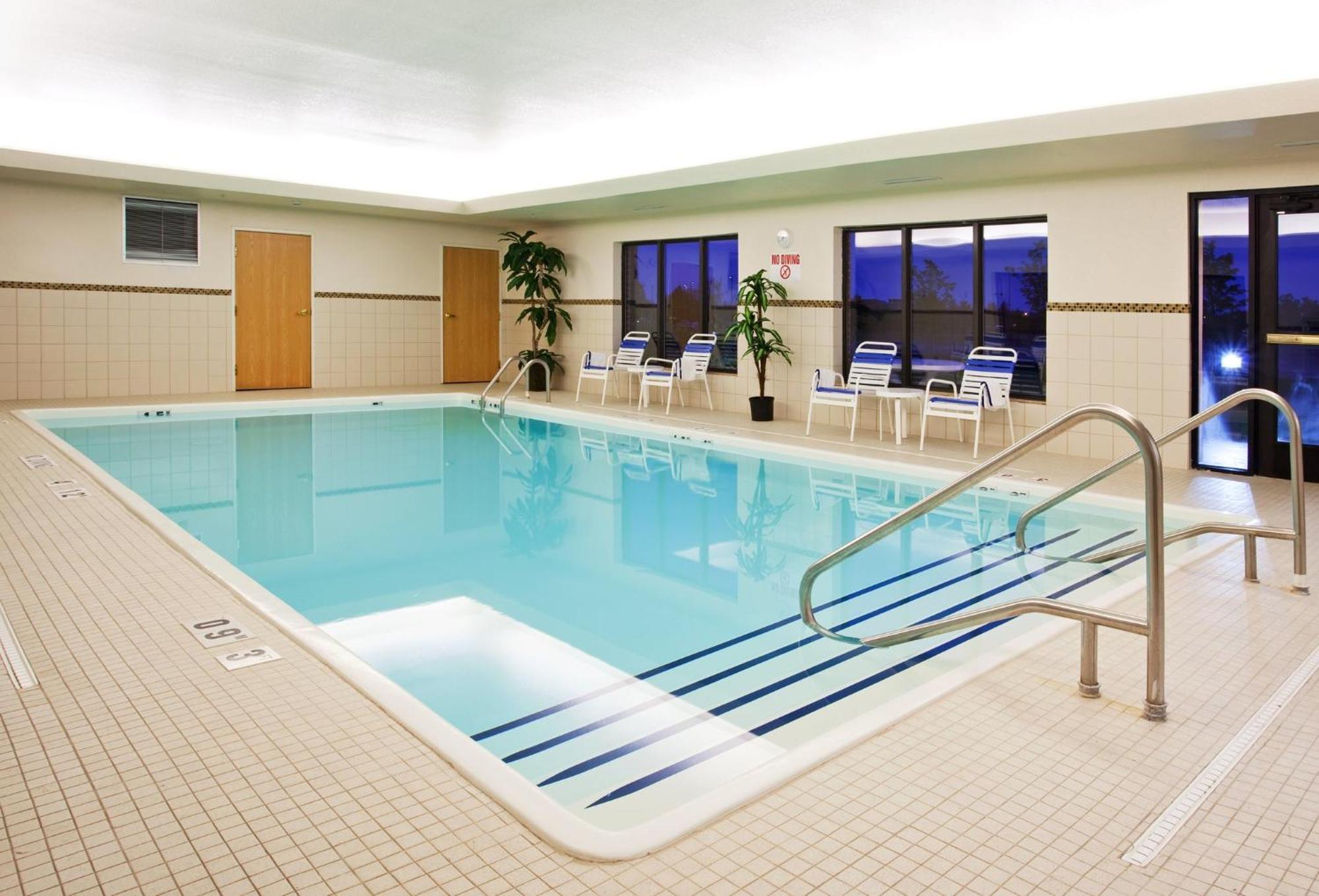 Holiday Inn Express Hotel & Suites Detroit-Utica By Ihg Eksteriør billede